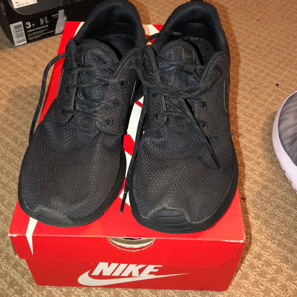 NIKE ROSHE RUNS